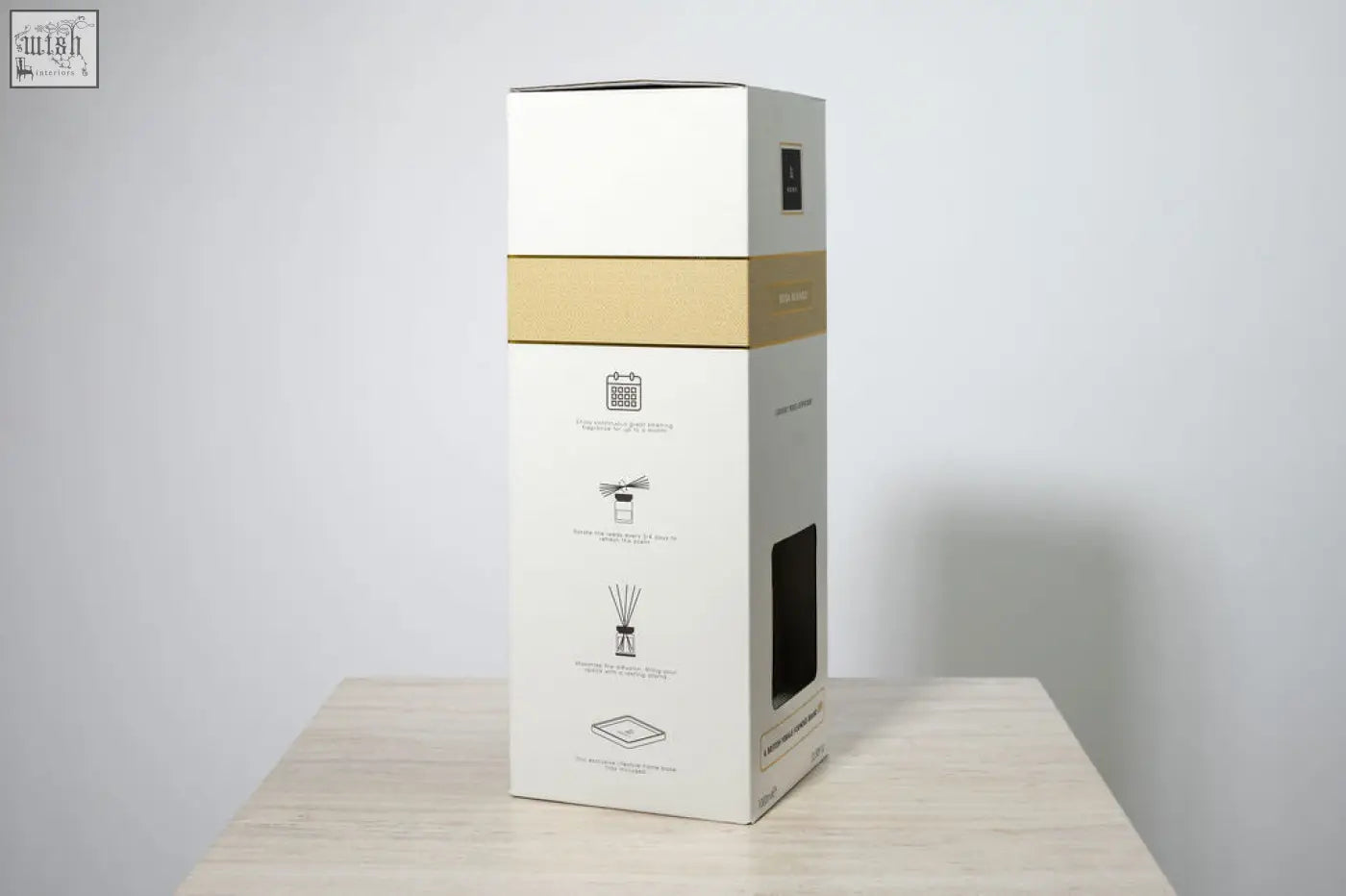 A sleek white and gold luxury square diffuser rosa blanco with minimalist design and transparent window showing white rose inside