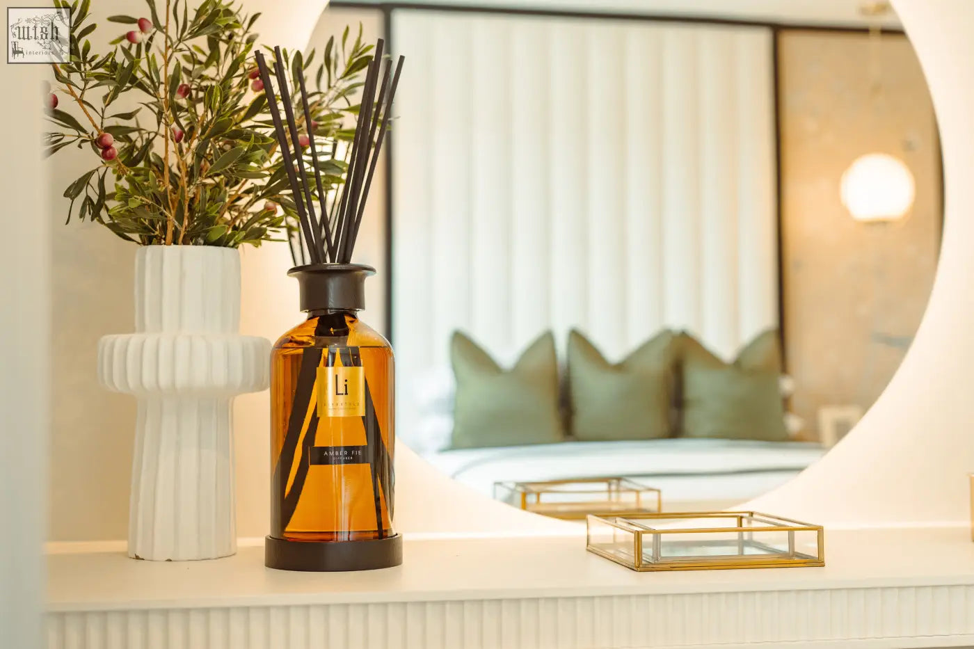 Amber glass reed diffuser with black reeds and sleek cap featuring minimalist label for luxury xxl amber fie room scent
