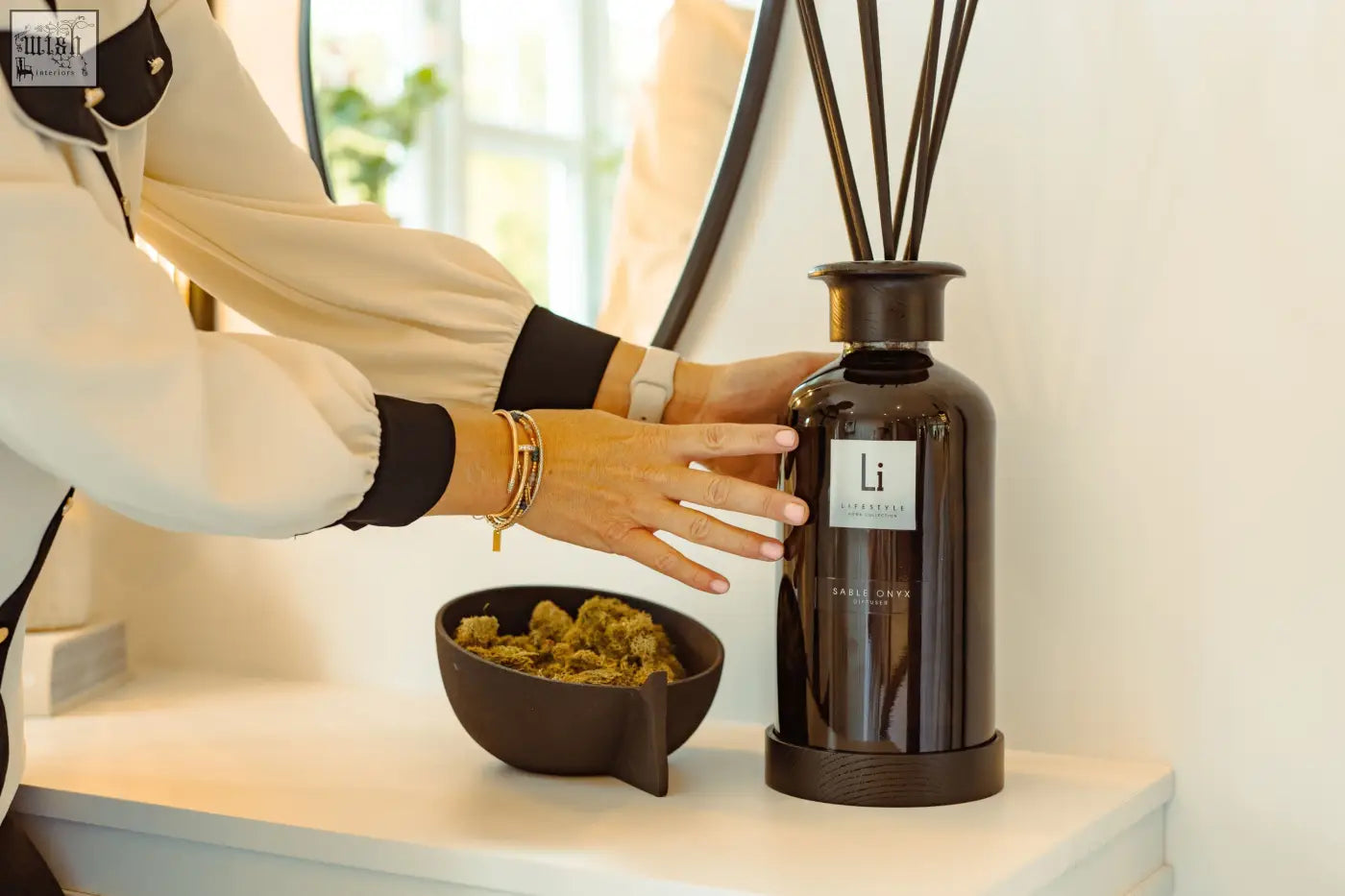 Dark brown glass luxury xxl room diffuser sable onyx with sleek cylindrical body and black reeds