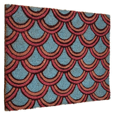A mimo deco doormat with a rectangular shape featuring a red and blue scalloped fish scale pattern
