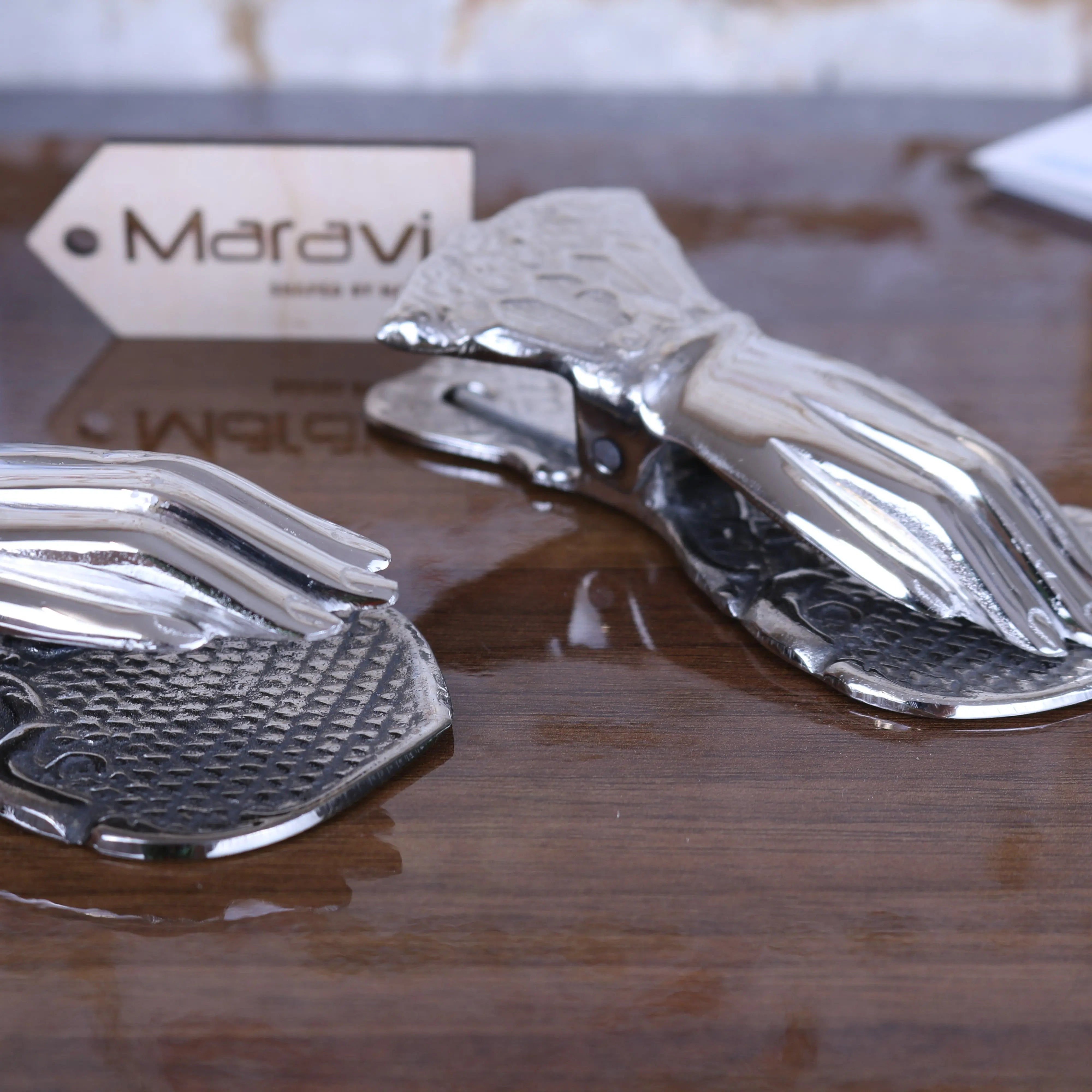 Silver metallic nalot hand shaped luxury paper clip with textured claw design and reflective finish set of 2