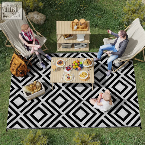 Black and white geometric patterned outsunny reversible outdoor rug made of plastic straw with carry bag for camping
