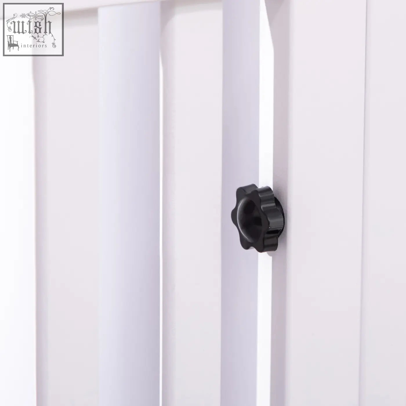 Black star-shaped plastic knob on white vertical slats of pawhut two room design playpen panel for baby dogs