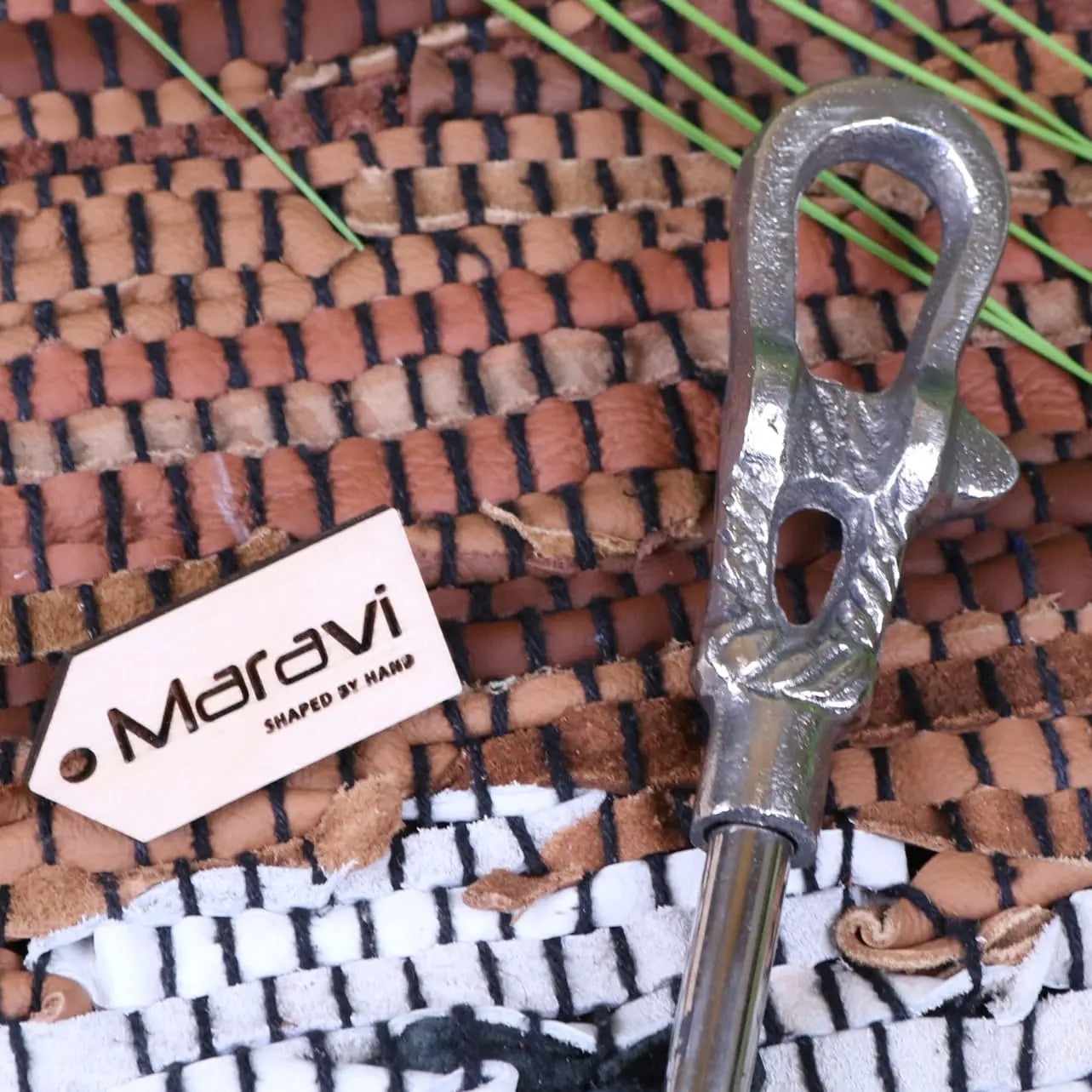 Silver-toned metal sagara long handled shoe horn with textured hand-shaped hook and polished cylindrical stem 54cm