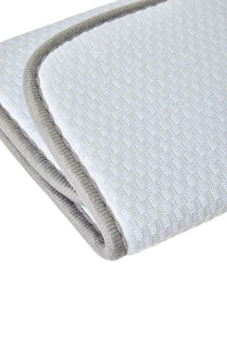 A soft light gray dish drying white mat with a subtle woven pattern made of synthetic fibre