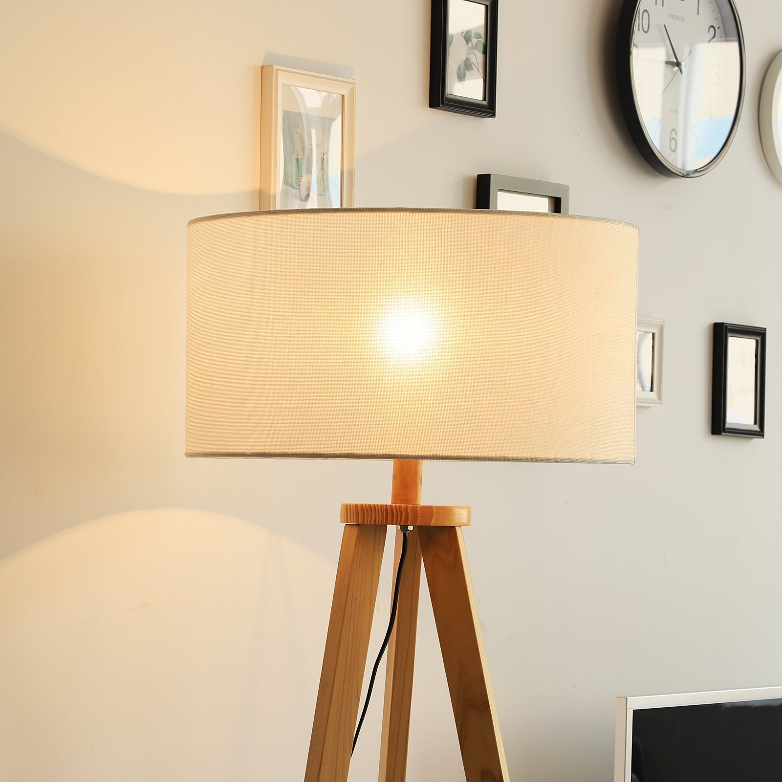 HOMCOM Free Standing Tripod Floor Lamp Bedside Light Reading Light with Storage Shelf Linen Shade for Living Room Bedroom, 154cm, Cream