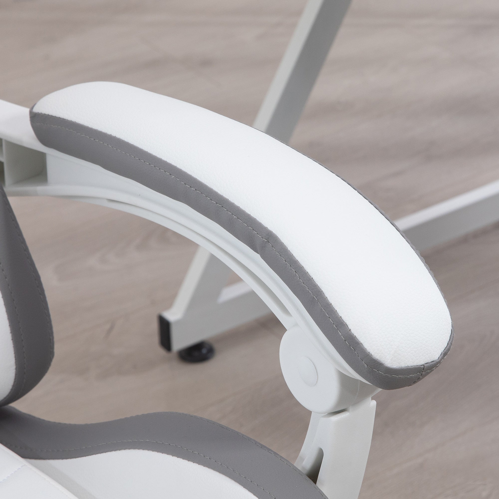 Vinsetto Computer Gaming Chair, PU Leather Desk Chair with Footrest, Swivel Task Chair with 135\'c2\'b0 Reclining Back and Lumbar Support, PC Chair for Adults, White and Grey