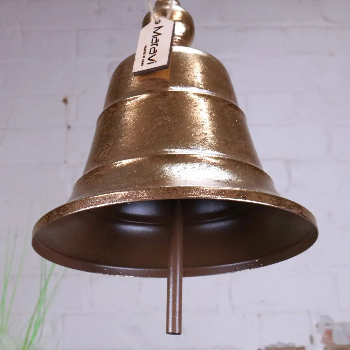 Vintage-style yanika hanging bell in brass with a weathered finish and hanging tag in gold colour 20cm
